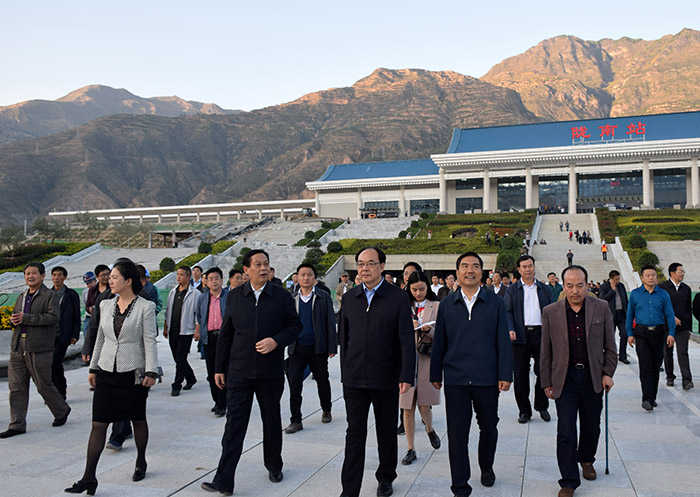 全國、省市政協(xié)委員體驗蘭渝鐵路、視察階州廣場