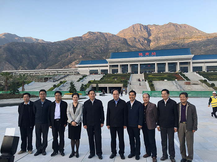 全國、省市政協(xié)委員體驗蘭渝鐵路、視察階州廣場