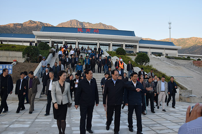 全國、省市政協(xié)委員體驗蘭渝鐵路、視察階州廣場