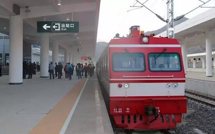 全國、省市政協(xié)委員體驗蘭渝鐵路、視察階州廣場