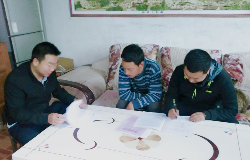 市龍江城鄉(xiāng)發(fā)展集團公司深入幫扶村完善落實“一戶一策”精準(zhǔn)脫貧計劃