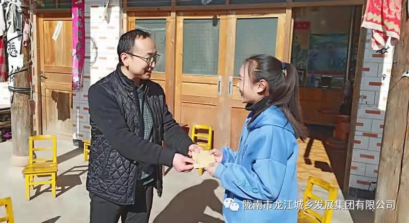 堅(jiān)持精準(zhǔn)幫扶，合力脫貧攻堅(jiān)——市龍江城鄉(xiāng)發(fā)展集團(tuán)、隴南太平洋財(cái)險(xiǎn)公司聯(lián)合開展幫扶文縣橋頭鎮(zhèn)安子坡村2019年春節(jié)慰問活動(dòng)