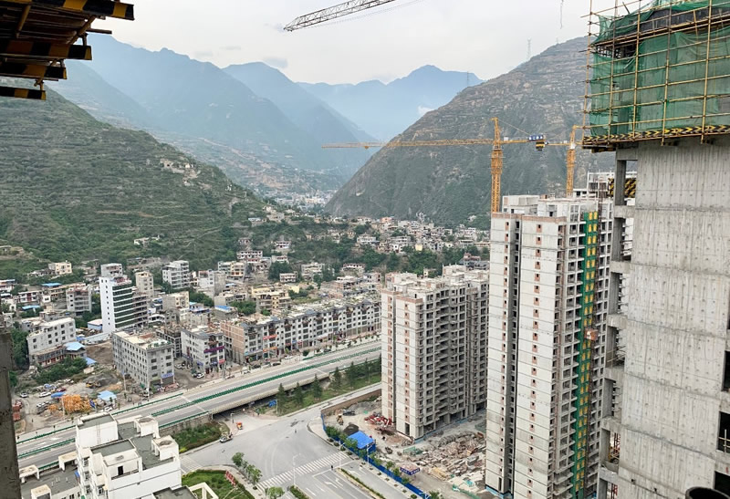 匠心傾注、喜封金頂——龍江?雙子座商住小區(qū)主體順利封頂