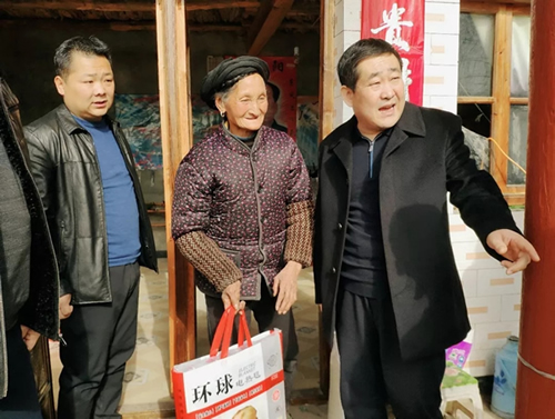 市龍江集團(tuán)在文縣橋頭鎮(zhèn)安子坡村開(kāi)展“解難題、辦實(shí)事、送溫暖”活動(dòng)