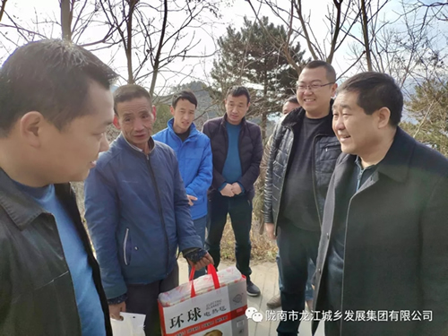 市龍江集團(tuán)在文縣橋頭鎮(zhèn)安子坡村開(kāi)展“解難題、辦實(shí)事、送溫暖”活動(dòng)