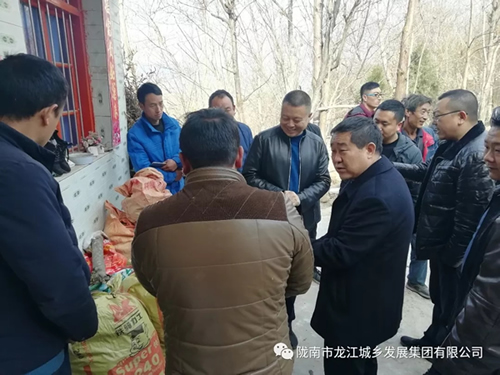市龍江集團(tuán)在文縣橋頭鎮(zhèn)安子坡村開(kāi)展“解難題、辦實(shí)事、送溫暖”活動(dòng)
