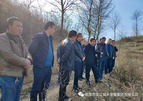 市龍江集團(tuán)在文縣橋頭鎮(zhèn)安子坡村開(kāi)展“解難題、辦實(shí)事、送溫暖”活動(dòng)