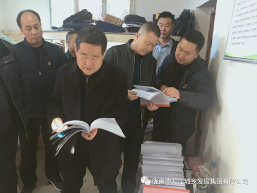 市龍江集團(tuán)在文縣橋頭鎮(zhèn)安子坡村開(kāi)展“解難題、辦實(shí)事、送溫暖”活動(dòng)